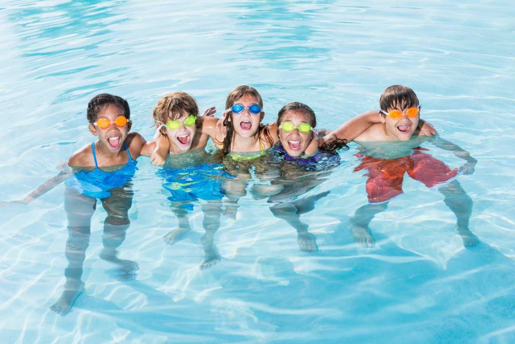 How Group vs. Private Swimming Lessons Benefit Different Types of Learners